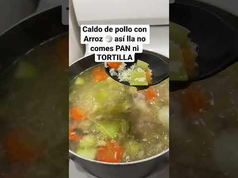 Consomé de pollo desmenuzado y arroz blanco.
